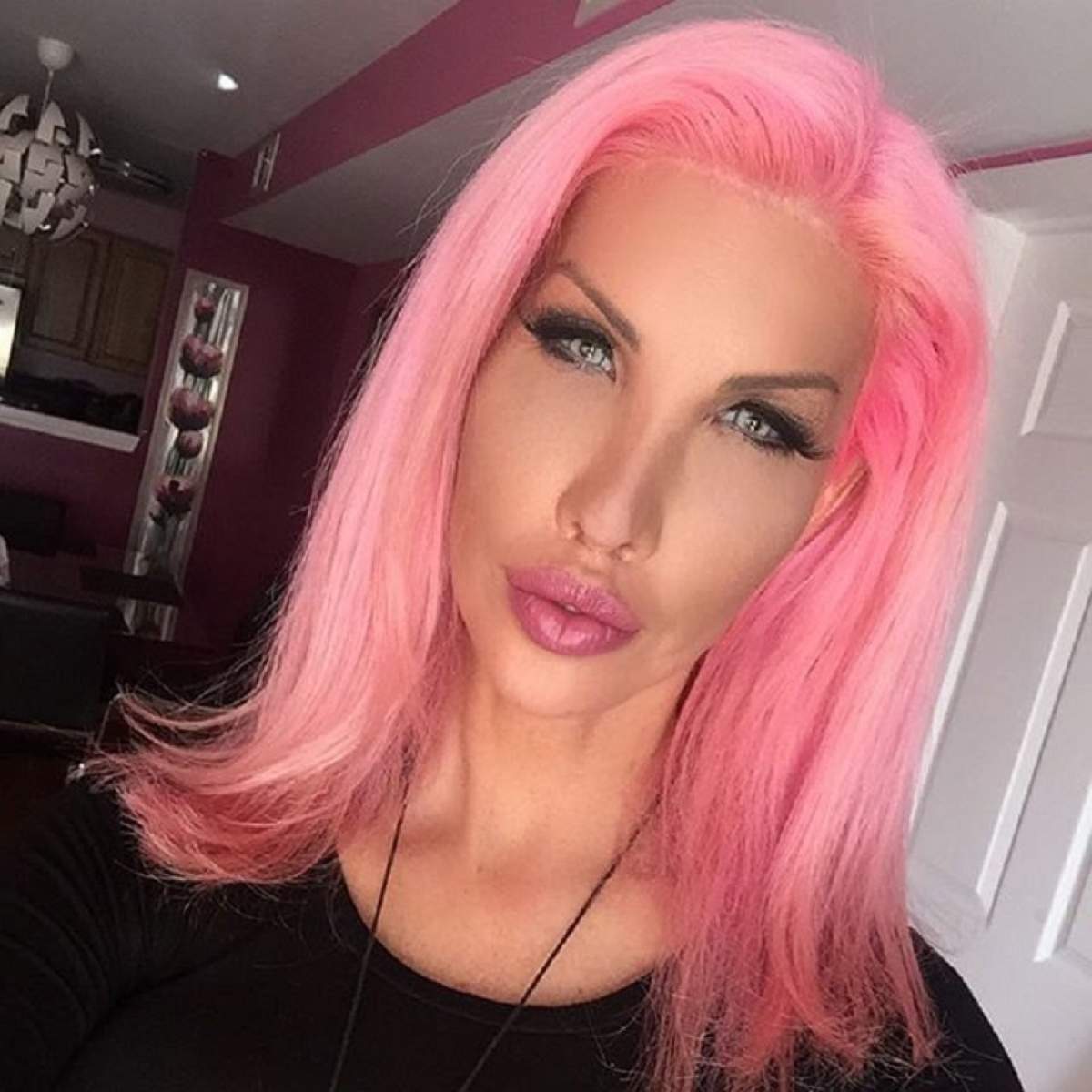 FOTO / Un transsexual a cheltuit 1 milion de dolari pentru a se transforma din TOCILAR în păpușa BARBIE