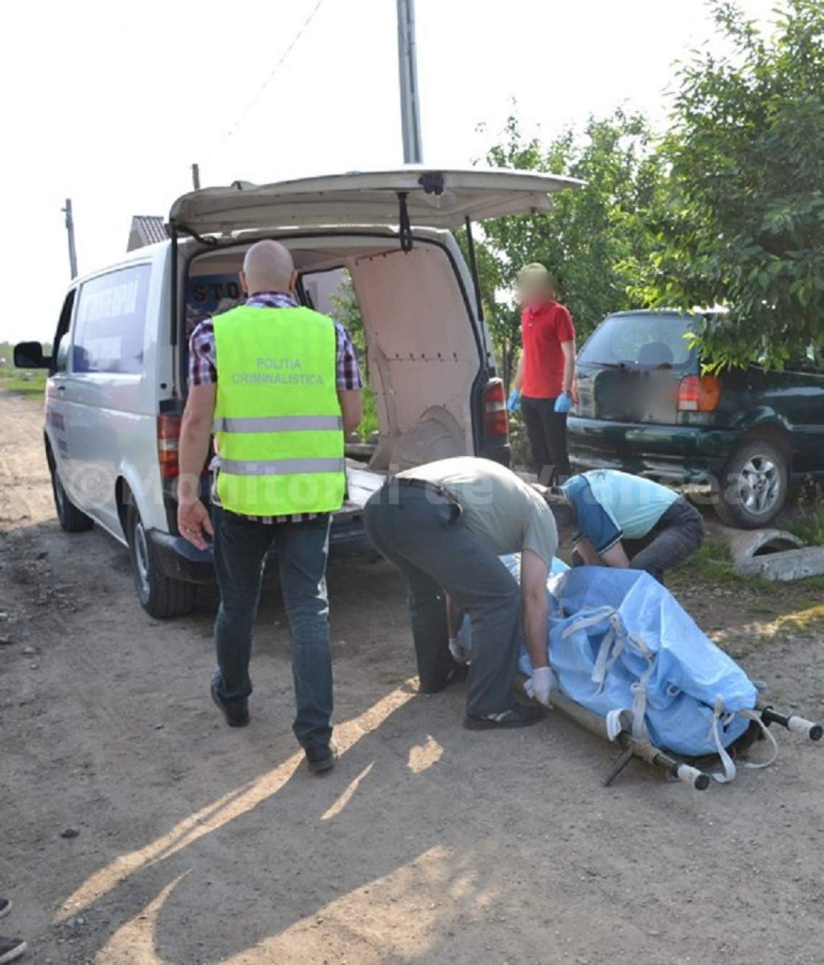 Caz şocant în Vrancea! Un bărbat şi-a omorât nepotul cu un topor şi s-a culcat în pat cu cadavrul. Motivul este halucinant