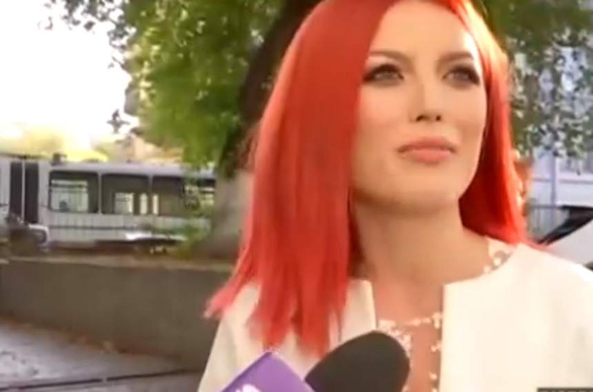 FOTO / Elena Gheorghe, apariție de vis la biserica unde este botezată "Bebelinda"! Cum a îmbrăcat-o pe fetiță