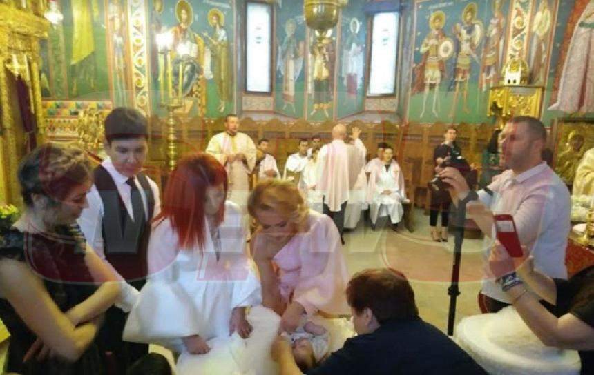 FOTO / Elena Gheorghe, apariție de vis la biserica unde este botezată "Bebelinda"! Cum a îmbrăcat-o pe fetiță