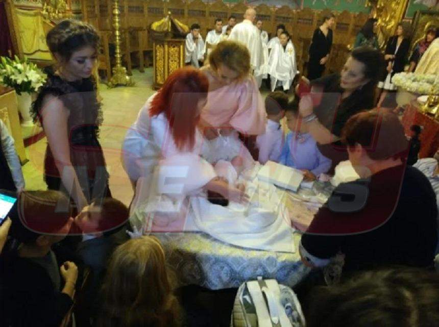 FOTO / Elena Gheorghe, apariție de vis la biserica unde este botezată "Bebelinda"! Cum a îmbrăcat-o pe fetiță