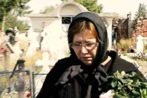 VIDEO / Mama Denisei Răducu: "Şi eu am cancer"! Plânge zi de zi lângă mormântul artistei