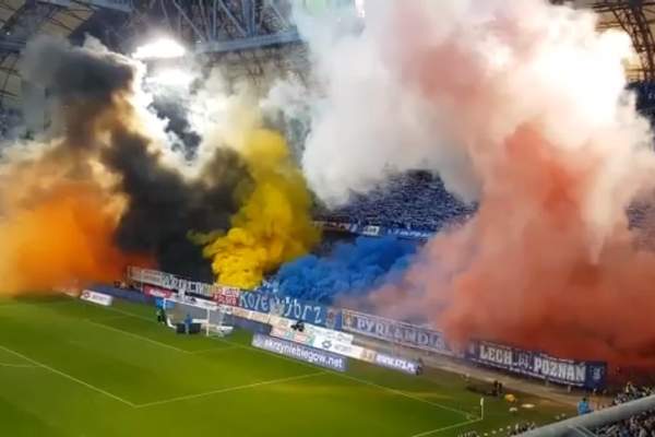 VIDEO / Bătaia-i ruptă din rai! O echipă de fotbal a fost atacată de ultraşi în timpul meciului. Imaginile sunt incredibile