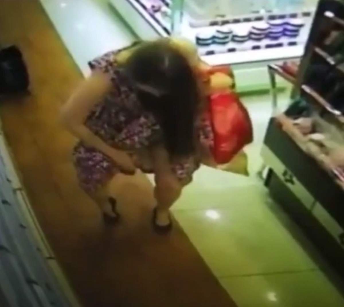 VIDEO / O femeie a luat un parfum de pe raft şi ce a făcut a ajuns viral. Camerele de supraveghere au surprins tot momentul jenant