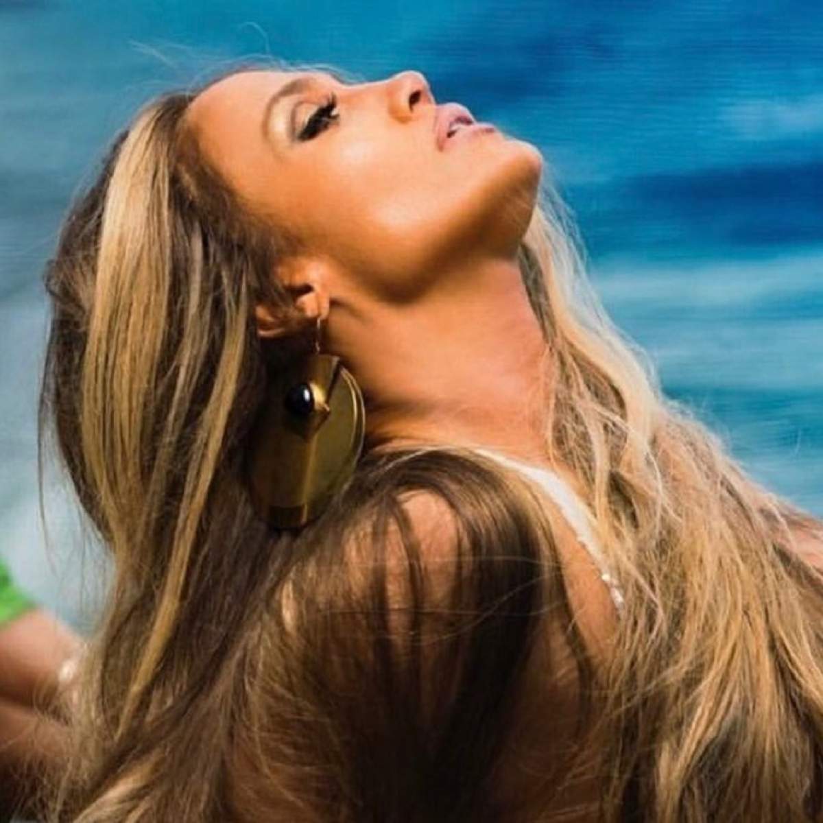 VIDEO / Cea mai reuşită sosie a lui Jennifer Lopez, în carne şi oase! Cântăreața, în varianta mult mai tânără