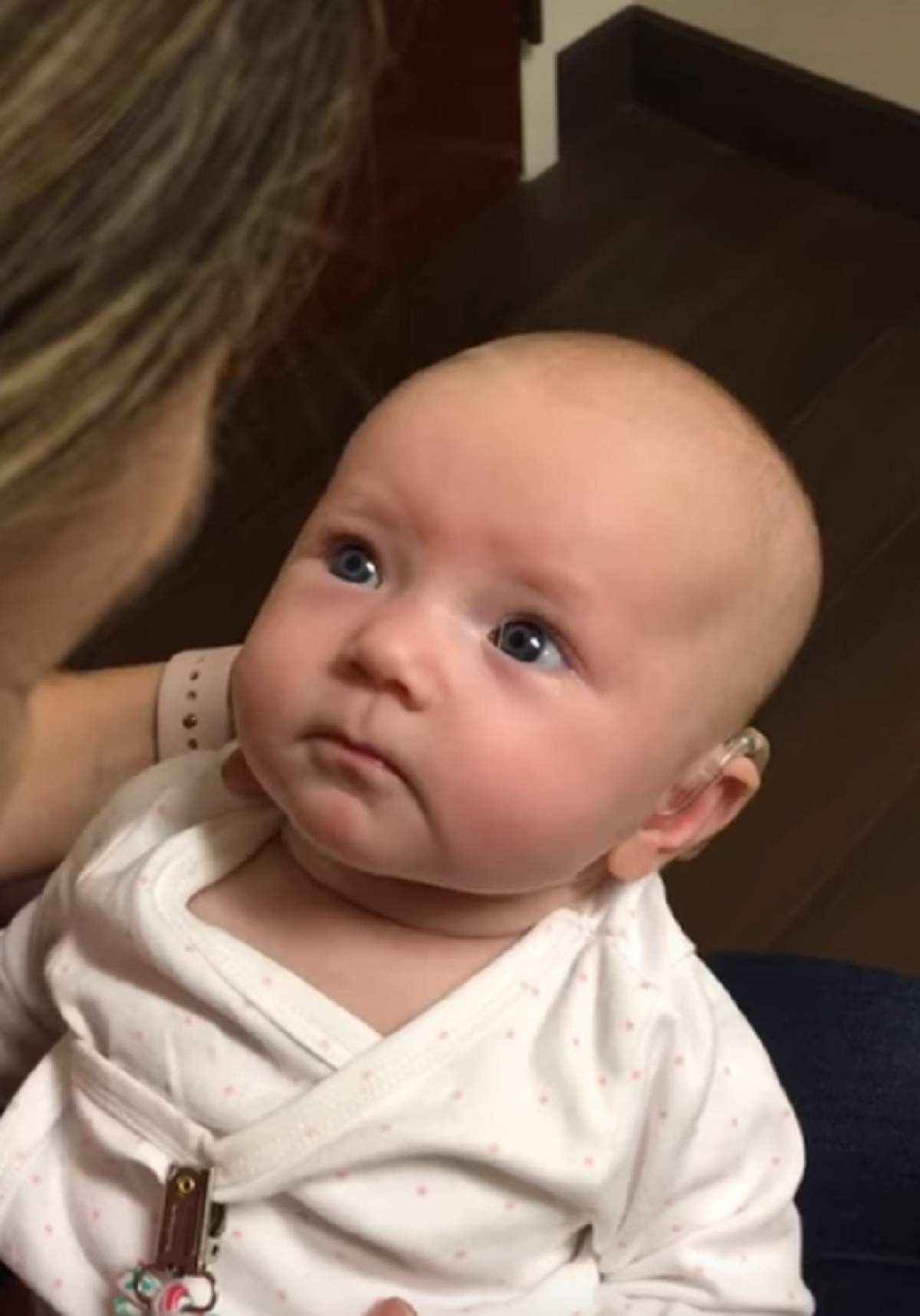 VIDEO / Emoționant! Cum reacționează un bebeluș născut fără auz când își aude mama pentru prima dată. Te topești instantaneu