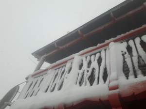 Ninge în Munţii Bucegi! Stratul de zăpadă depăşeşte jumătate de metru