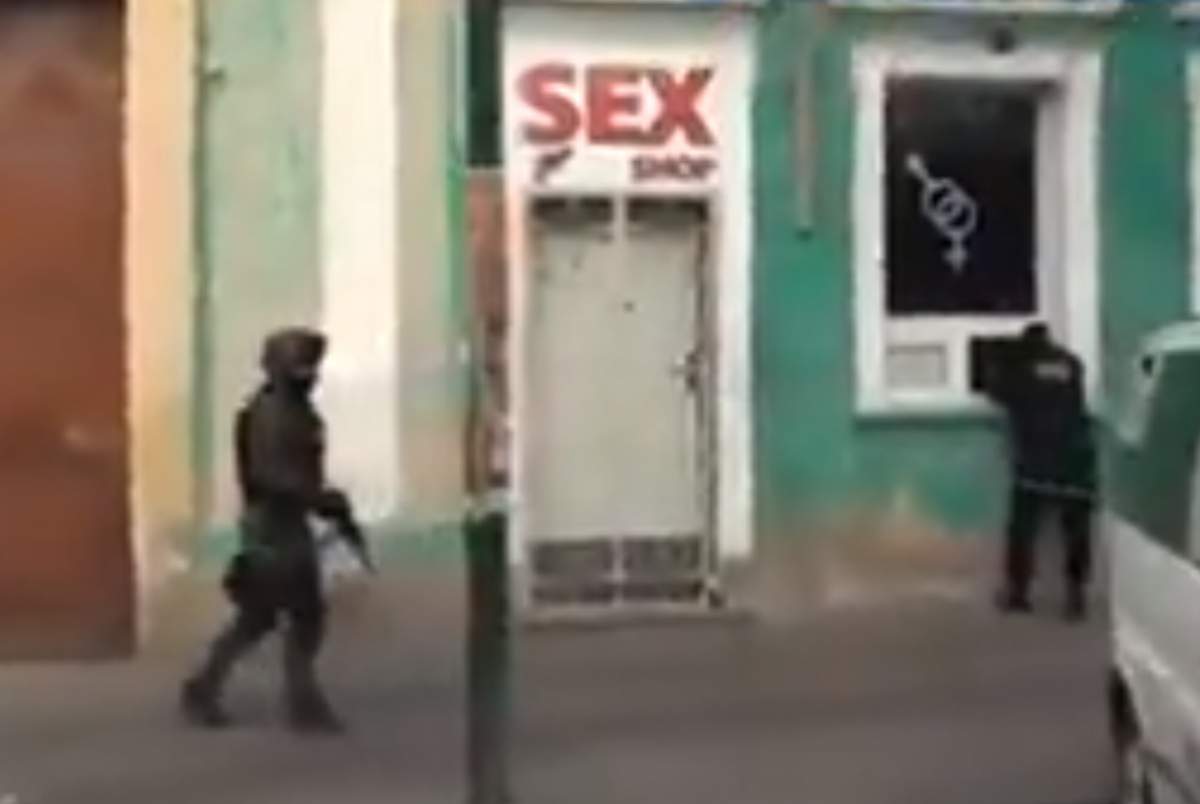 VIDEO / Show cu "mascaţi" de la Poliţie, la sex-shop!