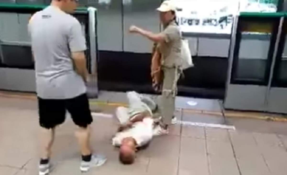 VIDEO şocant / O femeie şi-a obligat tatăl să sară pe șinele metroului! Voia să-i încaseze asigurarea de viaţă