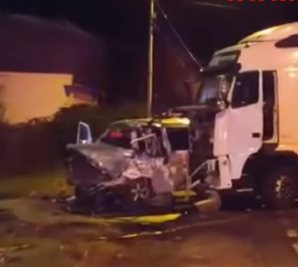 VIDEO / Impact mortal! Un TIR şi un microbuz plin cu pasageri s-au ciocnit între Oradea şi Sântion
