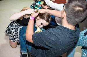 Scene revoltătoare la Balul Bobocilor din Cluj-Napoca! Adolescentele de la Miss s-au întrecut la proba de... supt