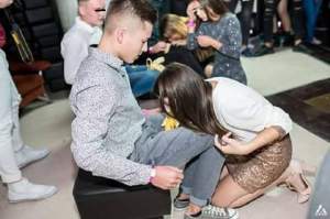 Scene revoltătoare la Balul Bobocilor din Cluj-Napoca! Adolescentele de la Miss s-au întrecut la proba de... supt