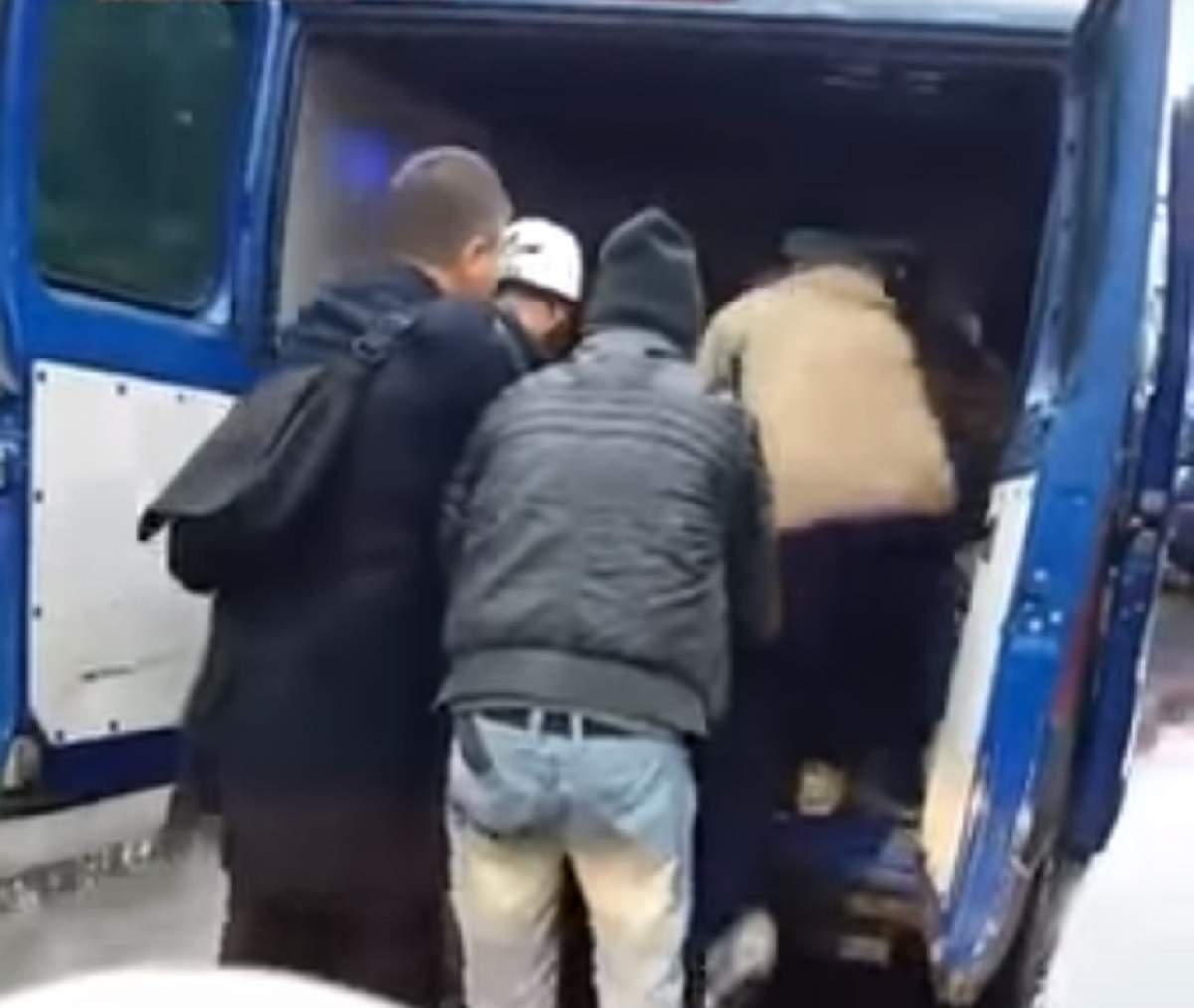 VIDEO / Femeia transportată la spital cu o dubă a murit!  Fusese lovită pe trecerea de pietoni