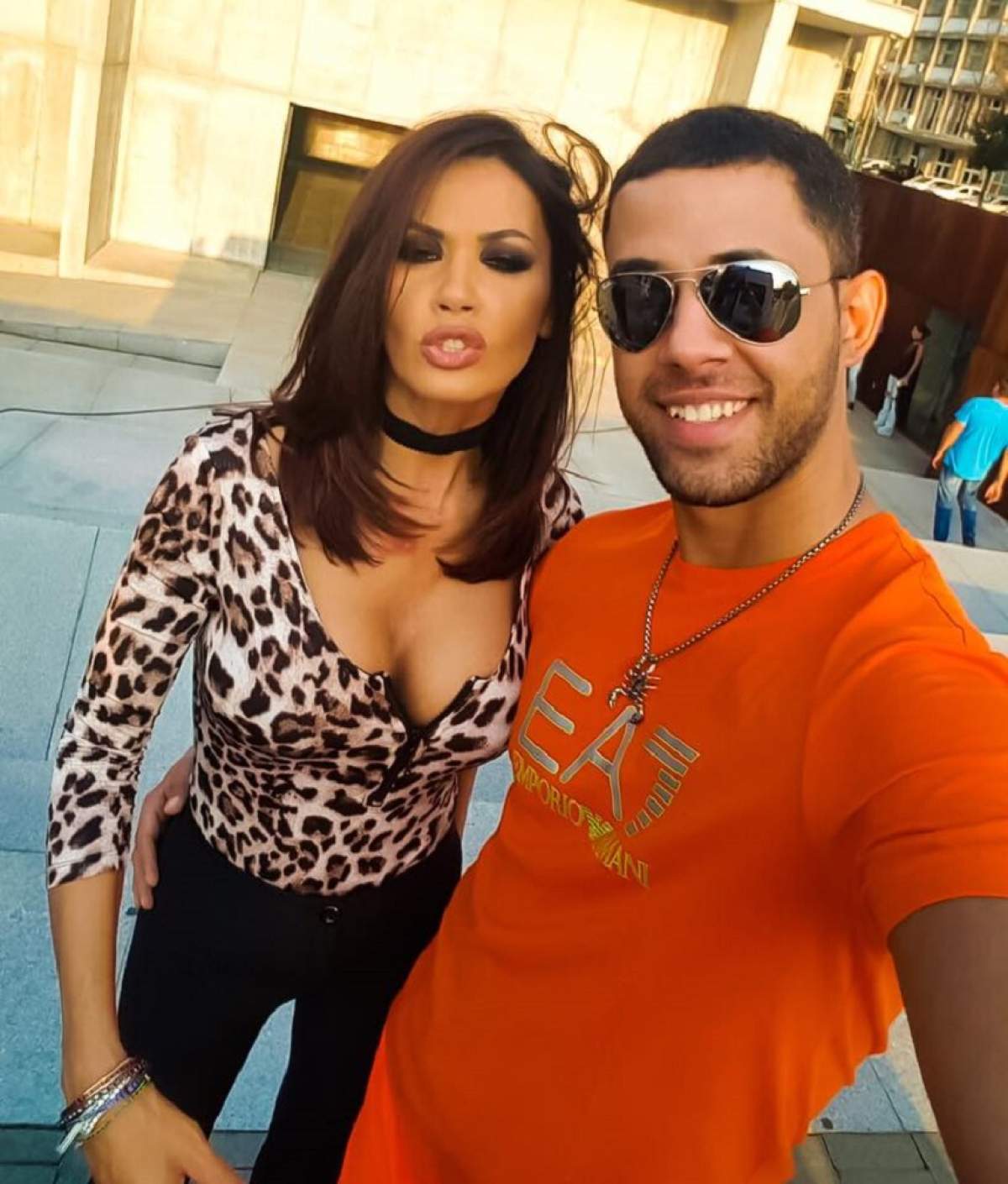 Exclusivitatea momentului! Oana Zăvoranu s-a căsătorit religios cu Alex Ashraf. Rochia de mireasă, roşie cu un decolteu ameţitor