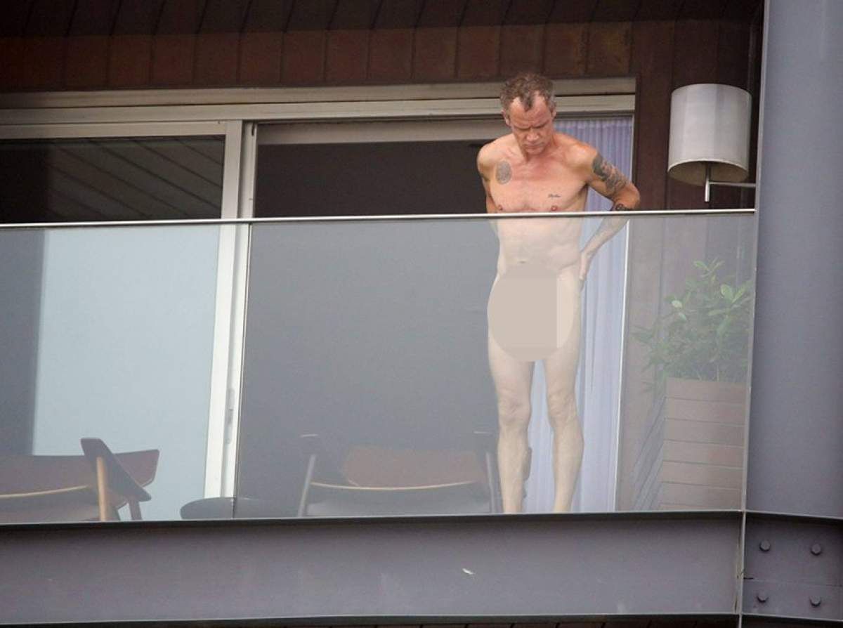 18+ / Imagini scandaloase! Un bărbat celebru prins gol-pușcă de paparazii pe balcon
