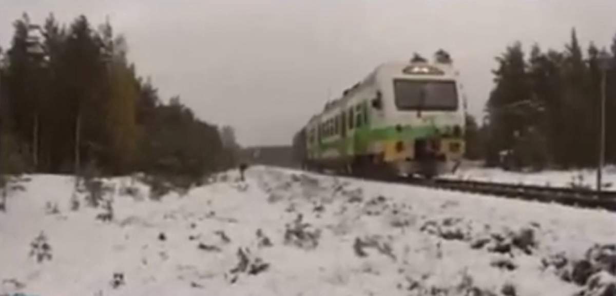 VIDEO / Caranagiu pe calea ferată! Un tren a spulberat un camion militari. Sunt peste 10 victime
