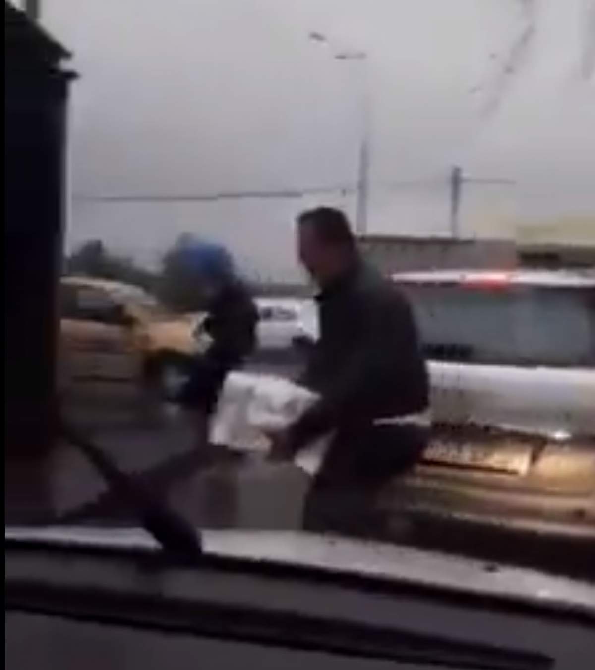 VIDEO / Scene şocante, pe o stradă din Capitală! Ce a păţit un şofer, în trafic!