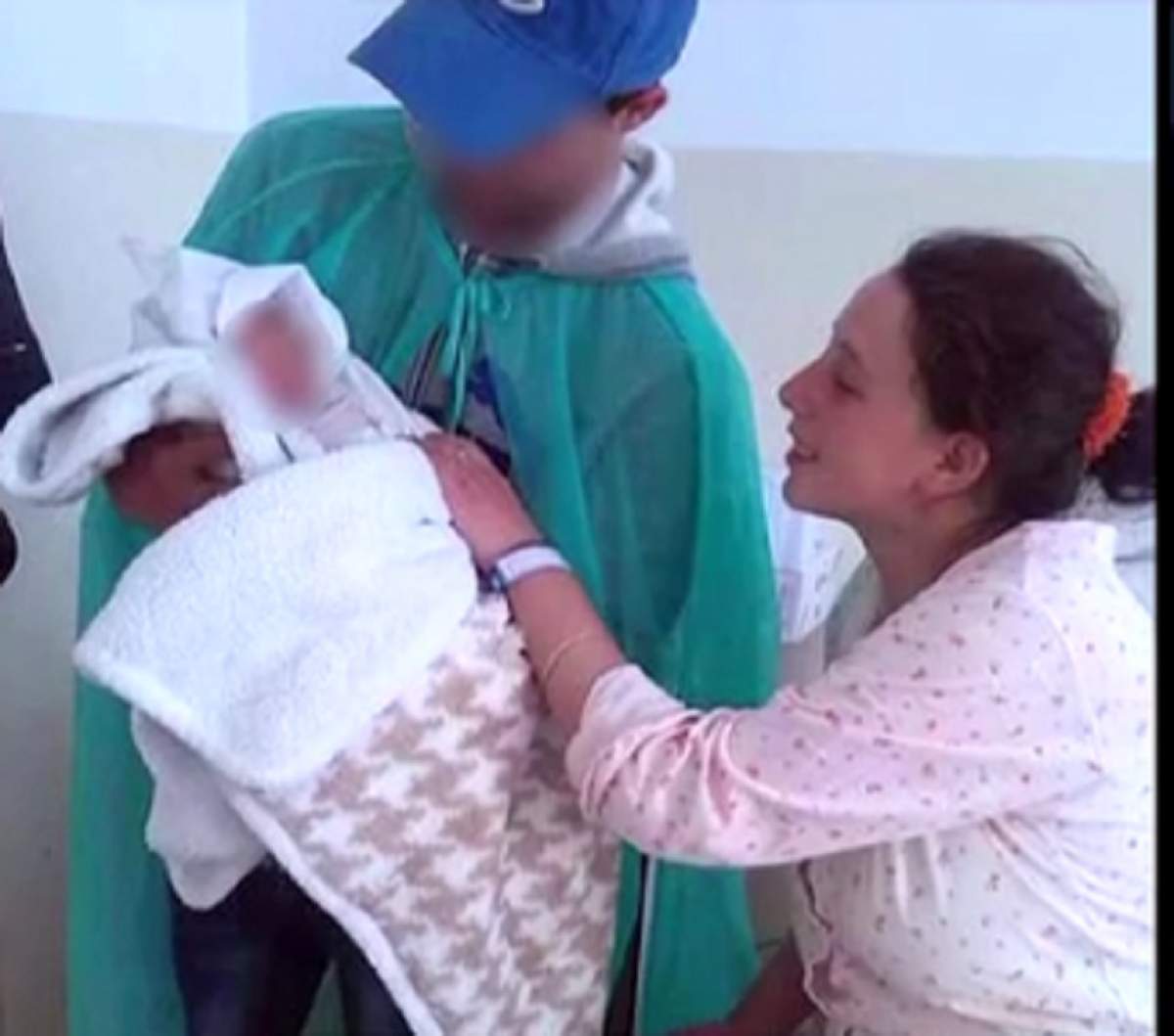 VIDEO / Cuțit în inima unei mămici de 18 ani! Nu și-a văzut de mai bine de trei luni bebelușul: ”Vor să-l scoată din țară”