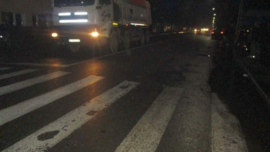 FOTO / Un bărbat a fost spulberat pe o trecere de pietoni din Năsăud, iar vinovatul a părăsit locul accidentului! Ce a rămas la locul faptei