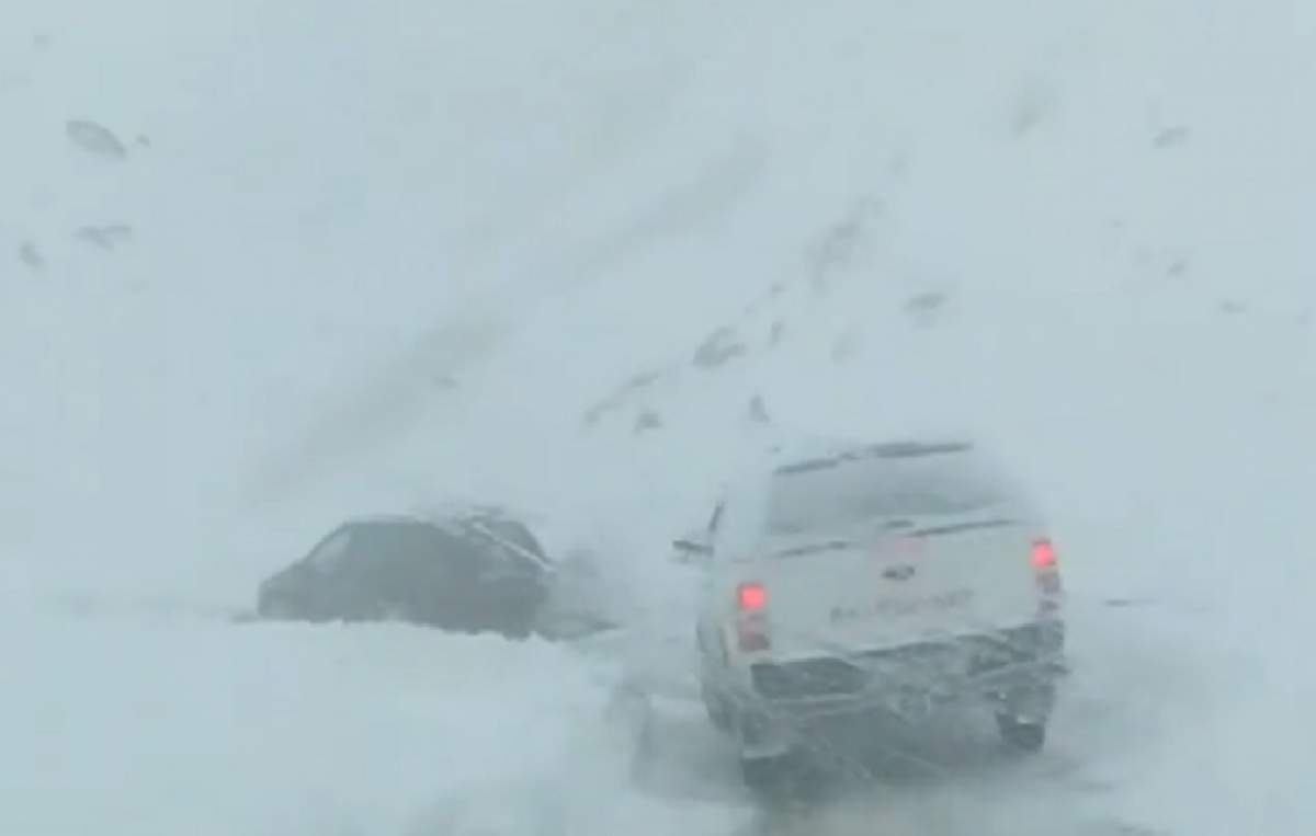 VIDEO / Drumuri închise și mii de locuințe fără curent electric din cauza zăpezii și a vântului puternic