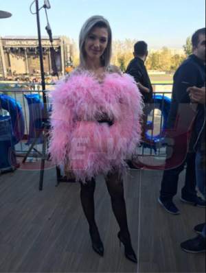 FOTO / Alina Eremia, în puf! Penele roz care-i acopereau trupul, atracția serii la MMA