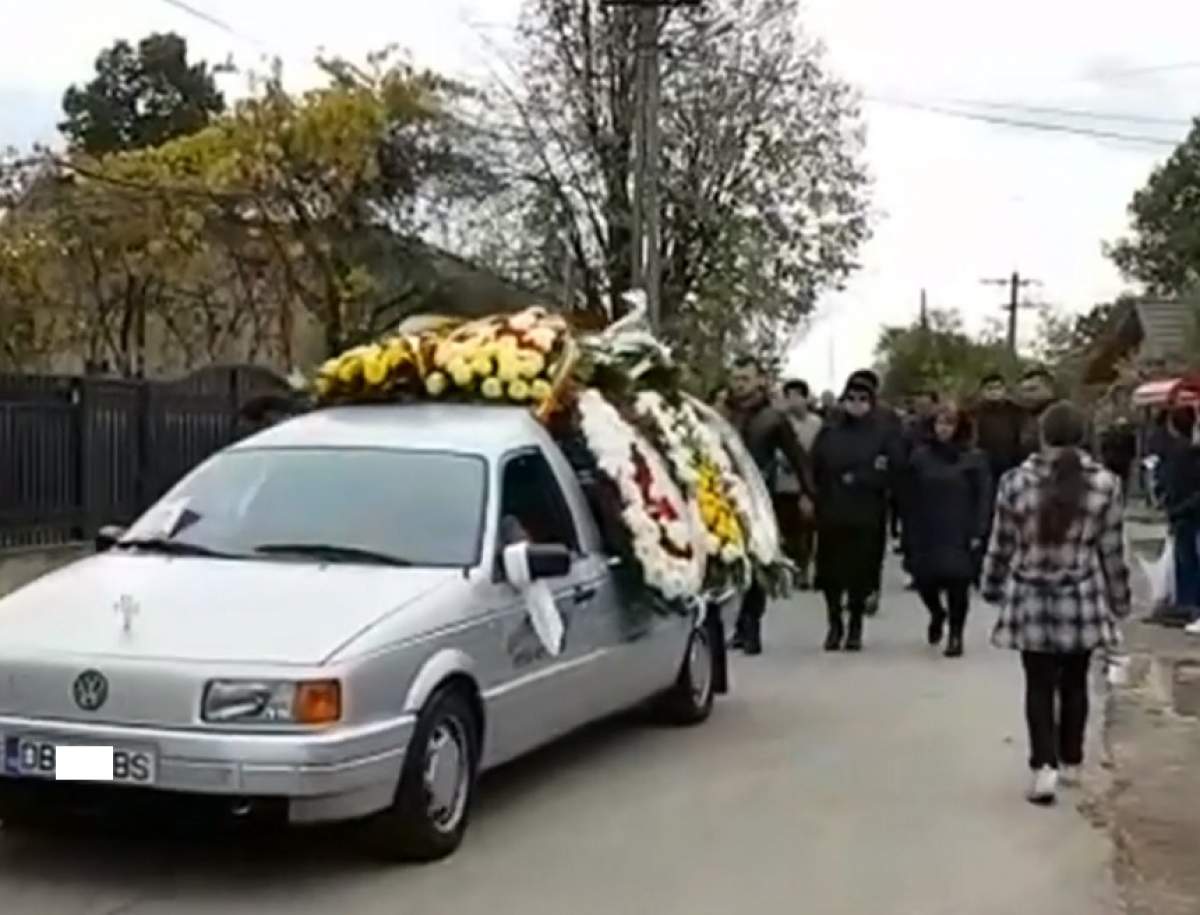 VIDEO / Bărbaţii împuşcaţi pe un câmp din Târgovişte au fost înmormântaţi! Un suspect, ridicat din faţa cimitirului, după slujbă