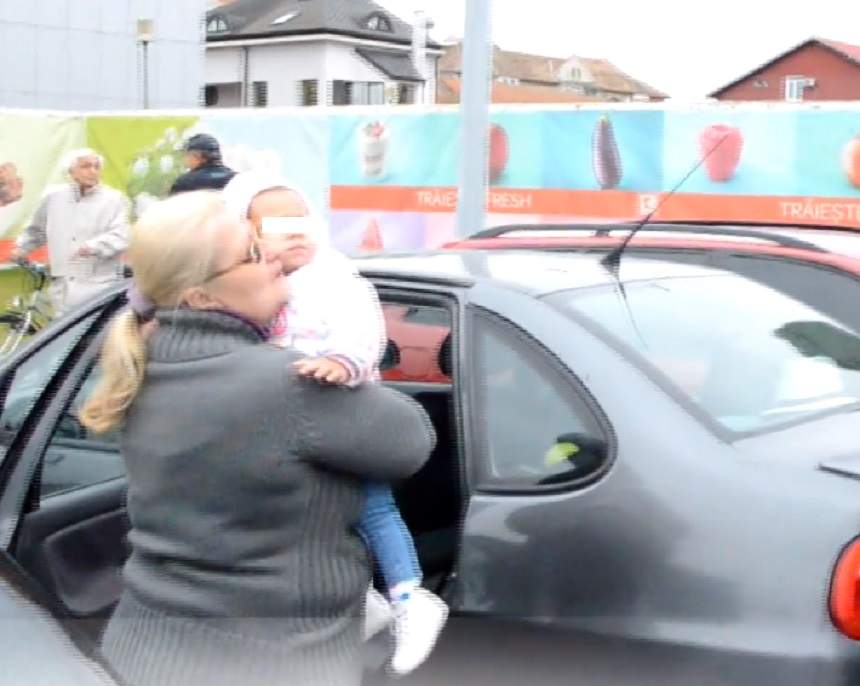 FOTO / Copil de un an şi patru luni, blocat într-o maşină, în parcarea unui supermarket din Lugoj! Pompierii au intervenit de urgenţă