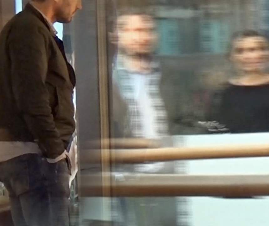VIDEO PAPARAZZI / Asta înseamnă să ai un bărbat model! Imagini de senzaţie cu o fostă prezentatoare Tv şi soţul la mall