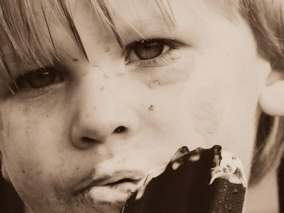 Caz șocant în Iași! Un copil de patru ani este tratat cu ciocolată pentru a fi ținut în viață. Motivul este halucinant