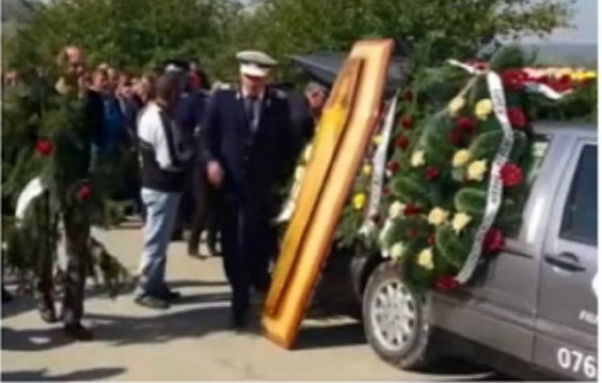 Imagini sfâşietoare! LACRIMI, DURERE şi sute de oameni la înmormântarea tânărului POLIŢIST MORT la Turceni