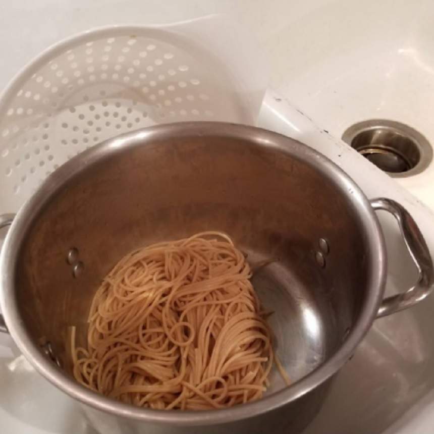 Макароны в кипящую или холодную воду. Макароны в кастрюле. Кастрюля для спагетти. Сливать макароны. Слить макароны в кастрюлю.