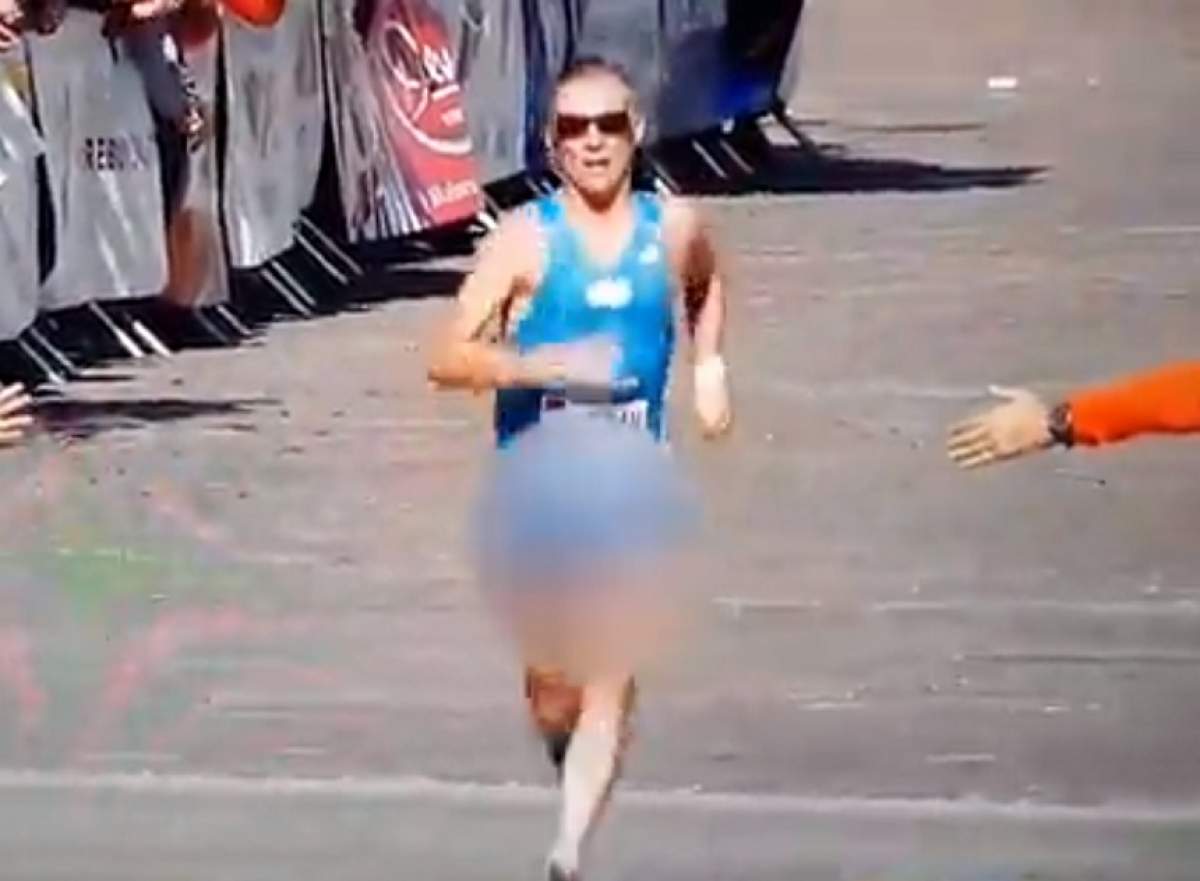 VIDEO / Un atlet a terminat maratonul cu "bărbăţia" afară din pantaloni! A sfârşit cursa pe trei picioare