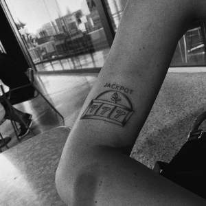 FOTO / Laura Giurcanu şi-a făcut un nou tatuaj în America! Ce şi-a desenat vloggeriţa pe corp