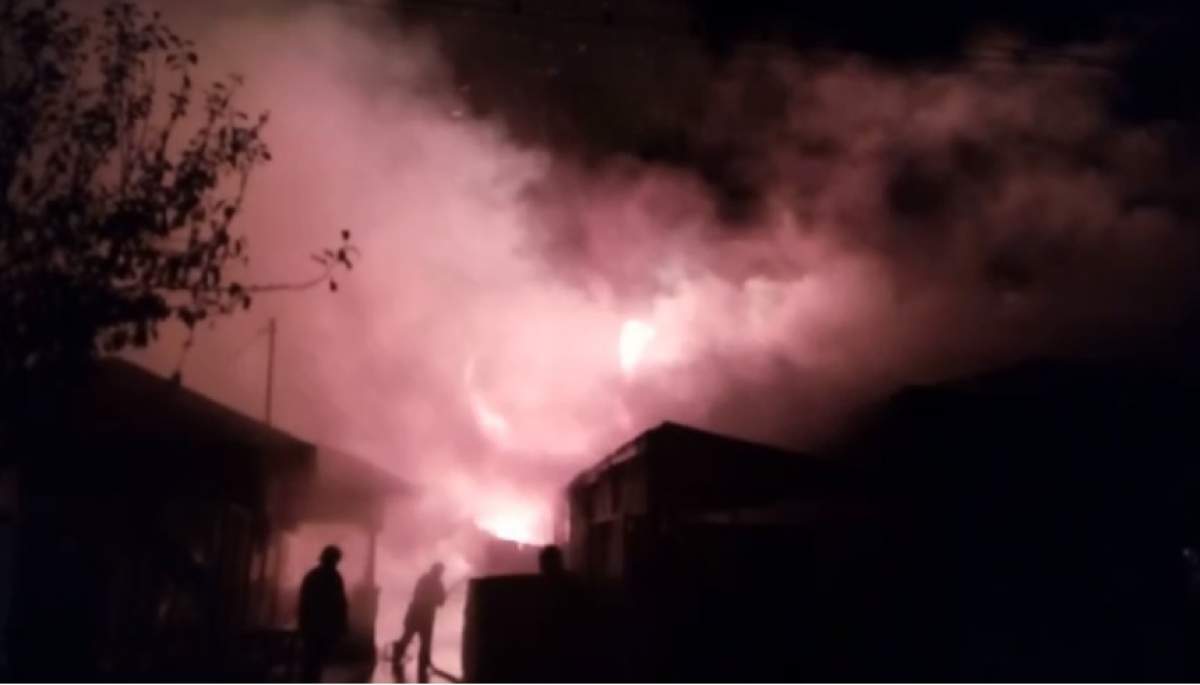 FOTO / Incendiu devastator la un atelier de tâmplărie din Teleorman. Focul s-a extins şi în vecinătate