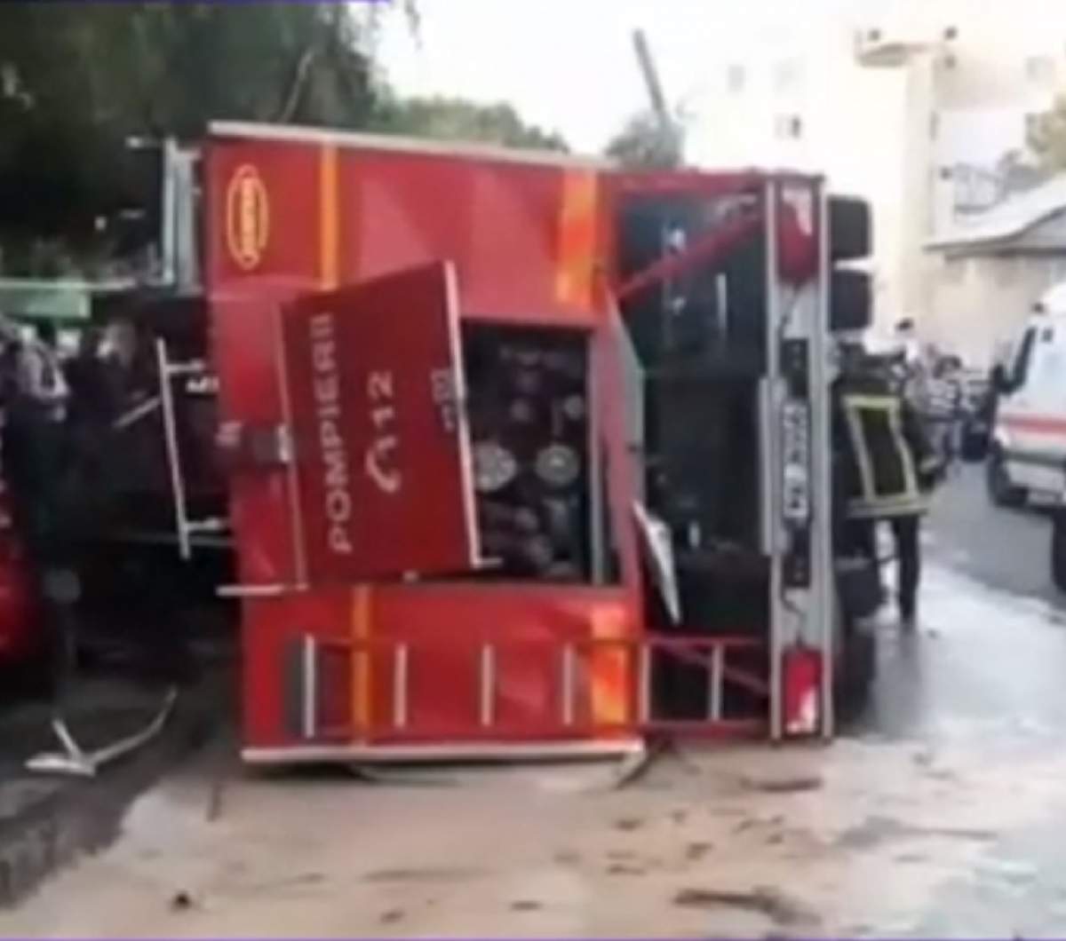 FOTO / O maşină de pompieri s-a răsturnat peste două autoturisme în Argeş! În autospecială erau 4 persoane
