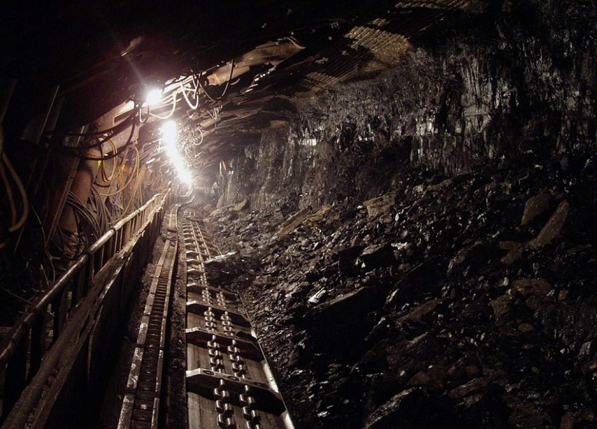 Oameni prinşi sub dărâmături, după ce mina de la Lupeni s-a surpat