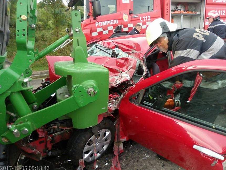 FOTO / Acccident înfiorător pe DN 11A! Trei morţi şi un rănit, după ce un autoturism a intrat sub roţile unui tractor