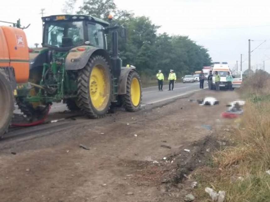 FOTO / Acccident înfiorător pe DN 11A! Trei morţi şi un rănit, după ce un autoturism a intrat sub roţile unui tractor