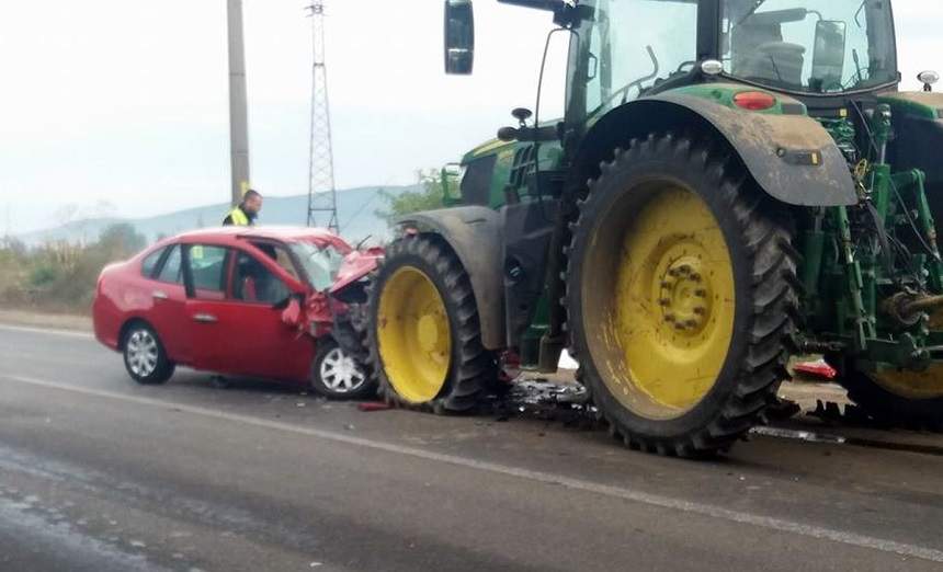 FOTO / Acccident înfiorător pe DN 11A! Trei morţi şi un rănit, după ce un autoturism a intrat sub roţile unui tractor