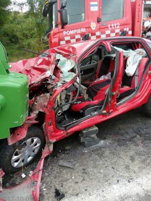 FOTO / Acccident înfiorător pe DN 11A! Trei morţi şi un rănit, după ce un autoturism a intrat sub roţile unui tractor