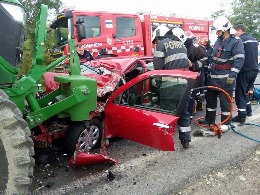 FOTO / Acccident înfiorător pe DN 11A! Trei morţi şi un rănit, după ce un autoturism a intrat sub roţile unui tractor