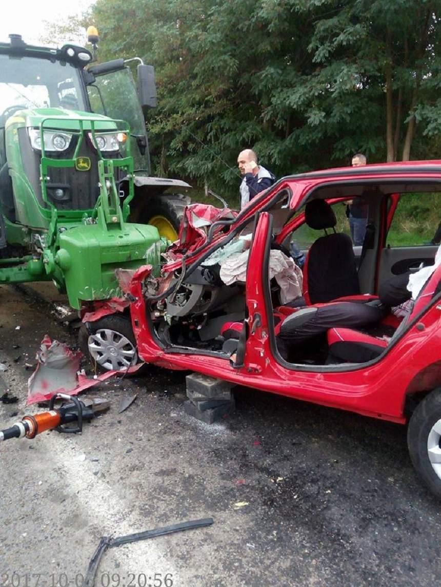 FOTO / Acccident înfiorător pe DN 11A! Trei morţi şi un rănit, după ce un autoturism a intrat sub roţile unui tractor