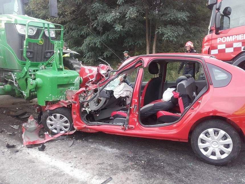 FOTO / Acccident înfiorător pe DN 11A! Trei morţi şi un rănit, după ce un autoturism a intrat sub roţile unui tractor