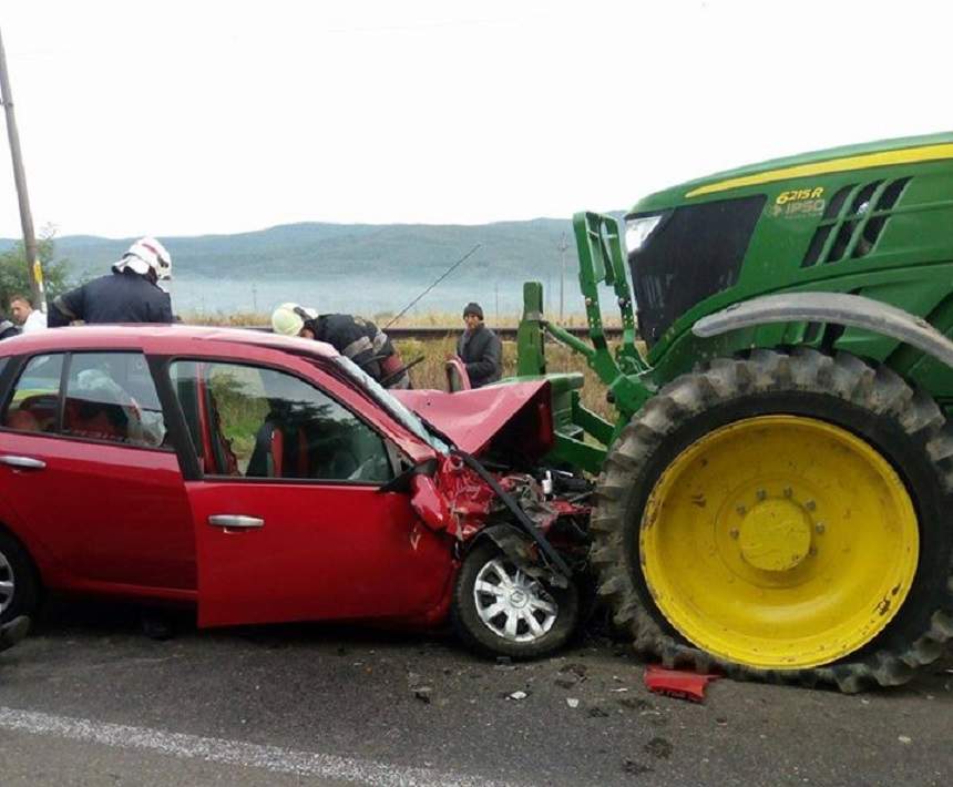 FOTO / Acccident înfiorător pe DN 11A! Trei morţi şi un rănit, după ce un autoturism a intrat sub roţile unui tractor