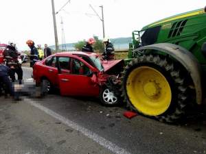 FOTO / Acccident înfiorător pe DN 11A! Trei morţi şi un rănit, după ce un autoturism a intrat sub roţile unui tractor