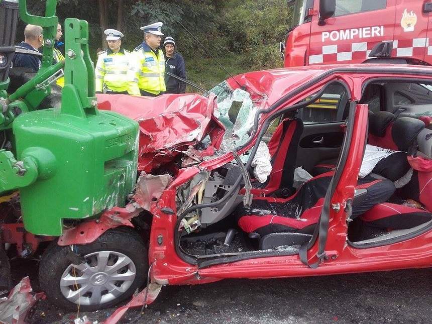 FOTO / Acccident înfiorător pe DN 11A! Trei morţi şi un rănit, după ce un autoturism a intrat sub roţile unui tractor