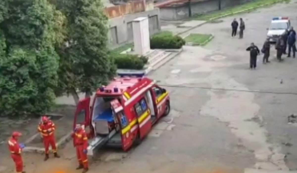 VIDEO / Momente dramatice! Unul dintre minerii blocaţi în subteranul minei Lupeni, salvat! A fost dus de urgenţă la spital