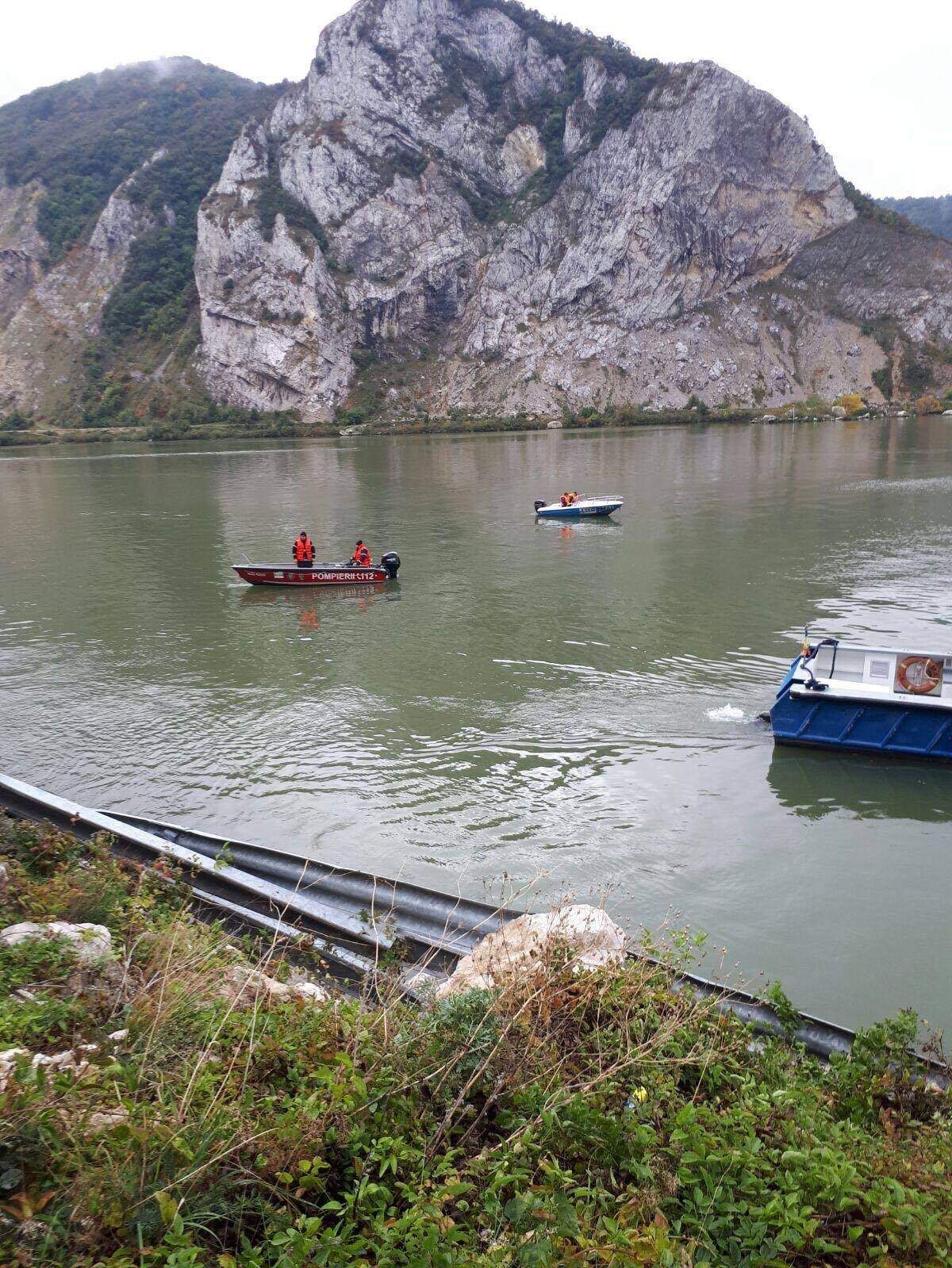 Imagini dramatice! Tragedie la Coronini! O maşină a zburat în Dunăre. Patru oameni s-ar fi înecat