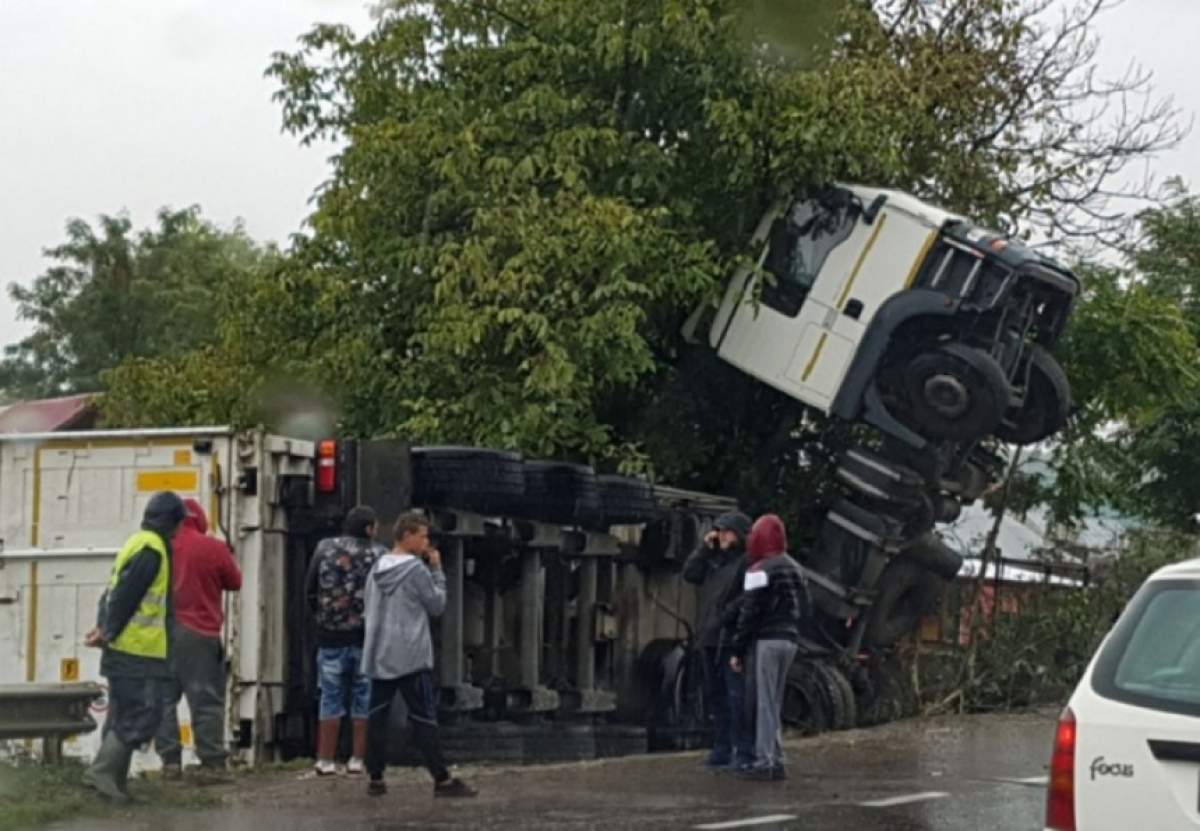 TIR încărcat cu floarea-soarelui, răsturnat pe şosea la Târgu Frumos. Mastodontul s-a oprit într-o curte