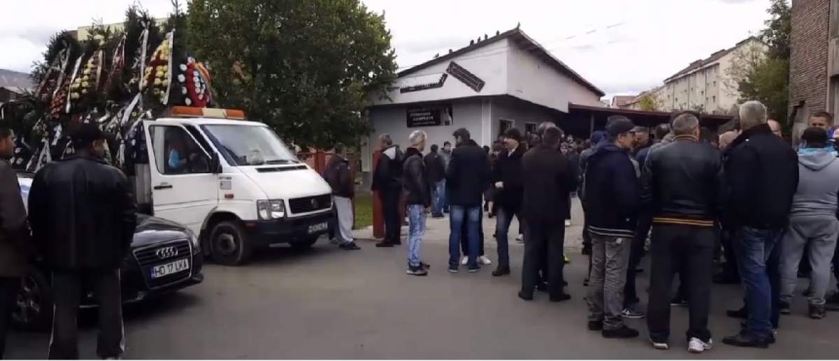 VIDEO / Lupeni, în lacrimi! Minerul Iuliu Codlean a fost condus pe ultimul drum. Gestul impresionant al minerilor prezenţi la funerarii